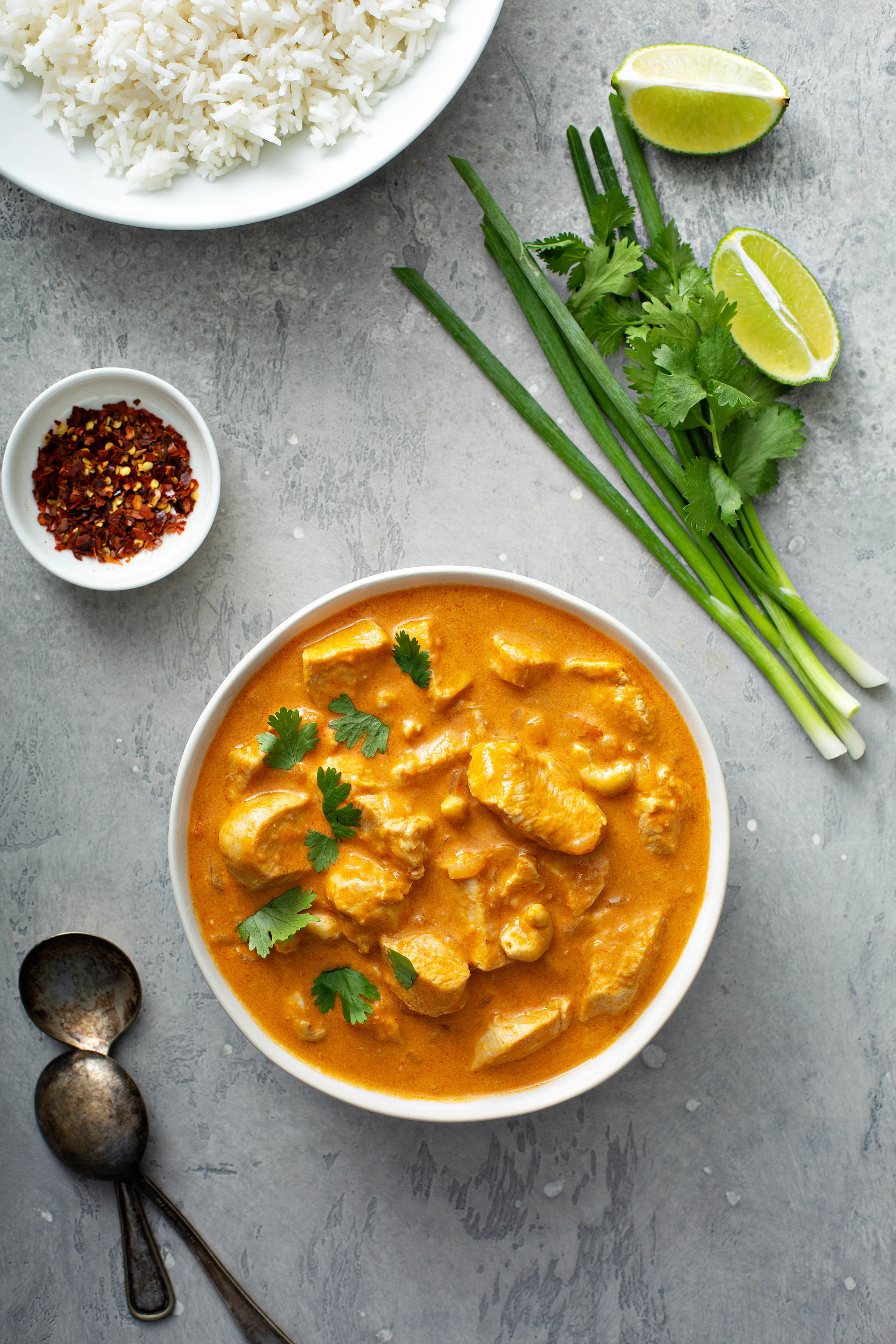 Rotes Thai Curry mit Pouletfleisch, Reis und Chili