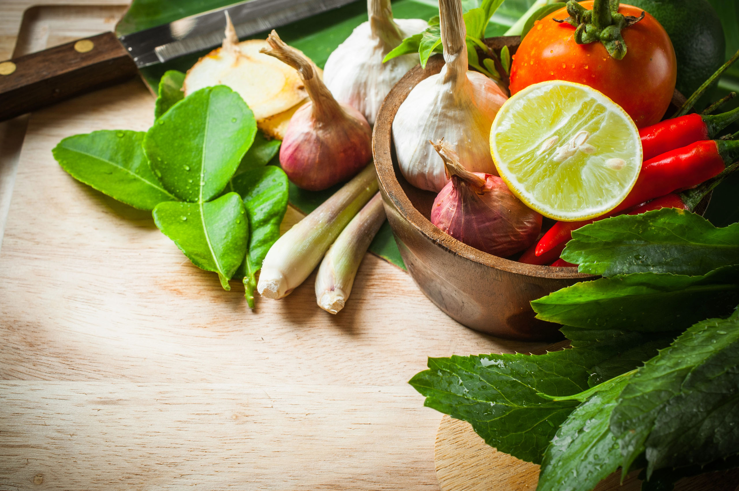 Thai Gewürze, Zitronengras, Kafirlimette, Knoblauch, Schalotte, Chili
